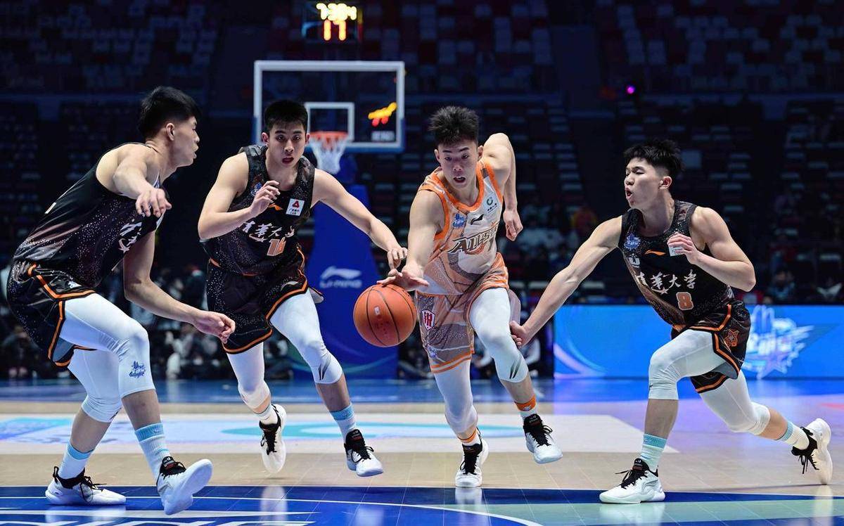 篮球巨星们在赛场上精彩表演的简单介绍 篮球巨星们在赛场上精彩表演的简单介绍