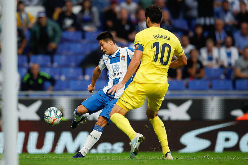 包含比利亚雷亚尔主场胜利，积分榜稳居中游的词条