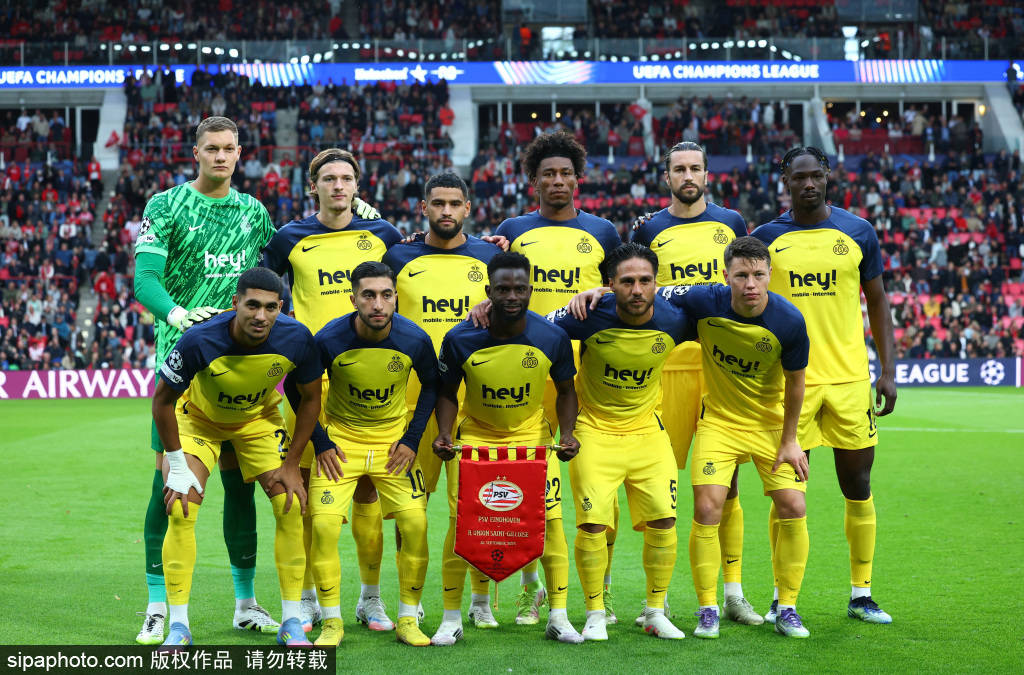 足球巅峰对决赛真切展现,球队士气高扬冲锋 足球巅峰对决赛真切展现,球队士气高扬冲锋