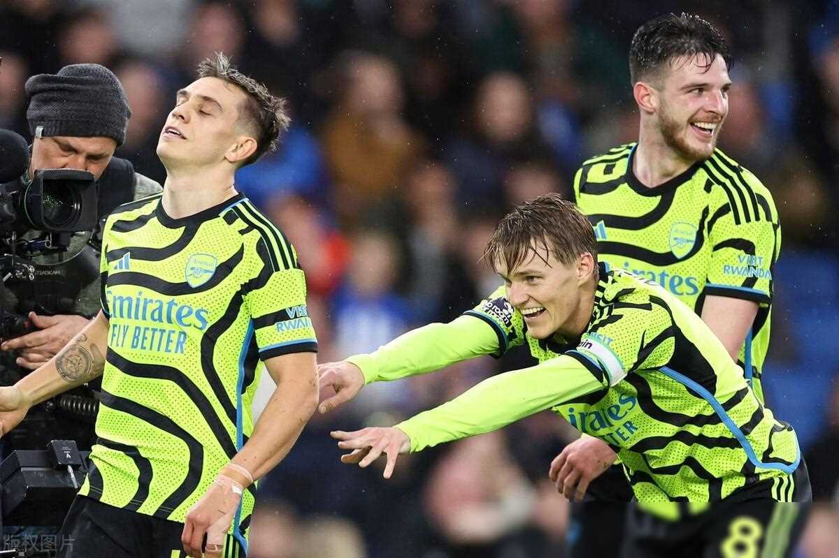 关于基辅迪纳摩客场胜利，登顶积分榜的信息