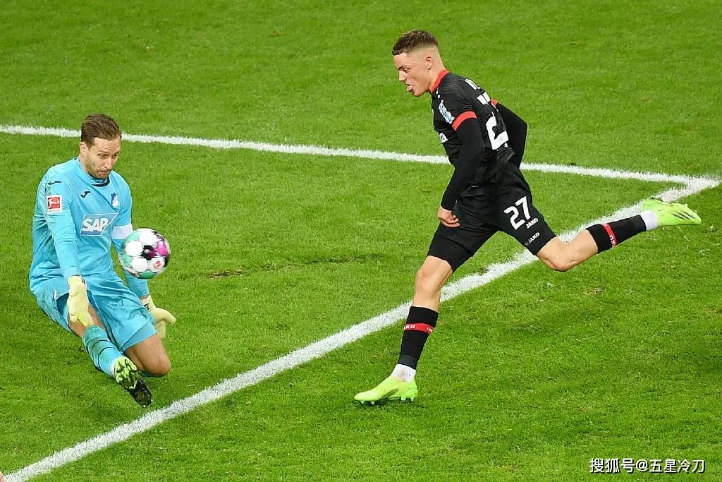 关于基辅迪纳摩客场胜利，登顶积分榜的信息