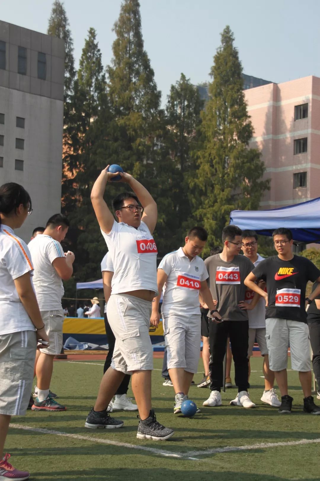 球场上的奋斗，胜利的呼唤不远的简单介绍