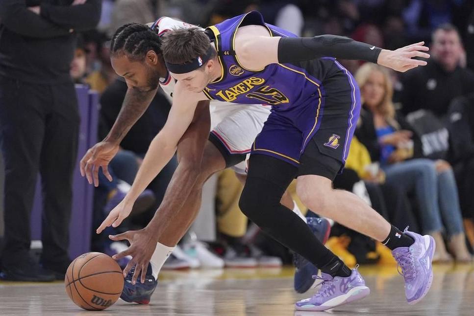 包含湖人完胜土耳其男篮，杰伦·布朗送出助攻的词条