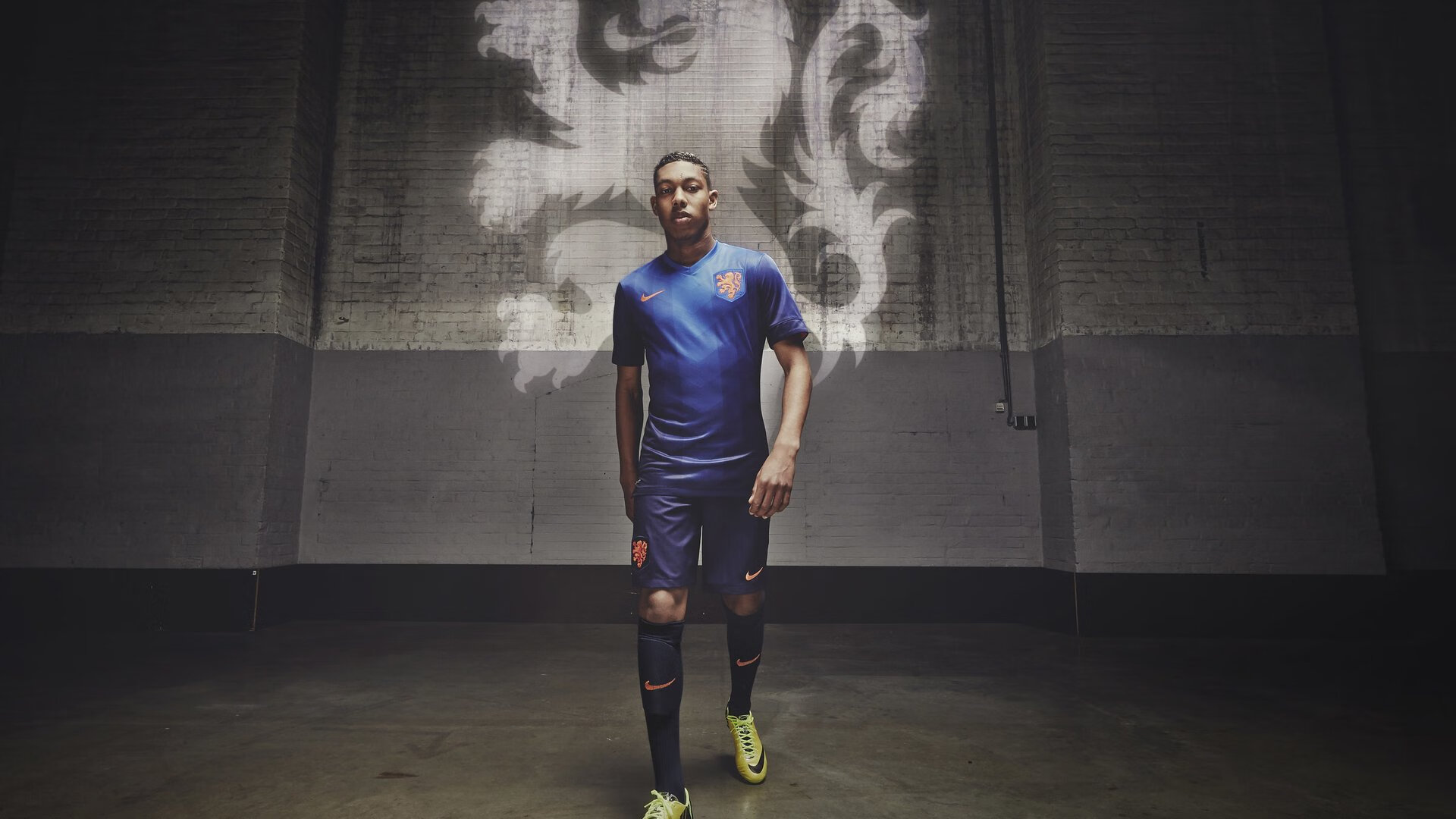 赛道上的双重风暴，梅赛德斯横扫红牛二队，维斯塔潘点燃赛场