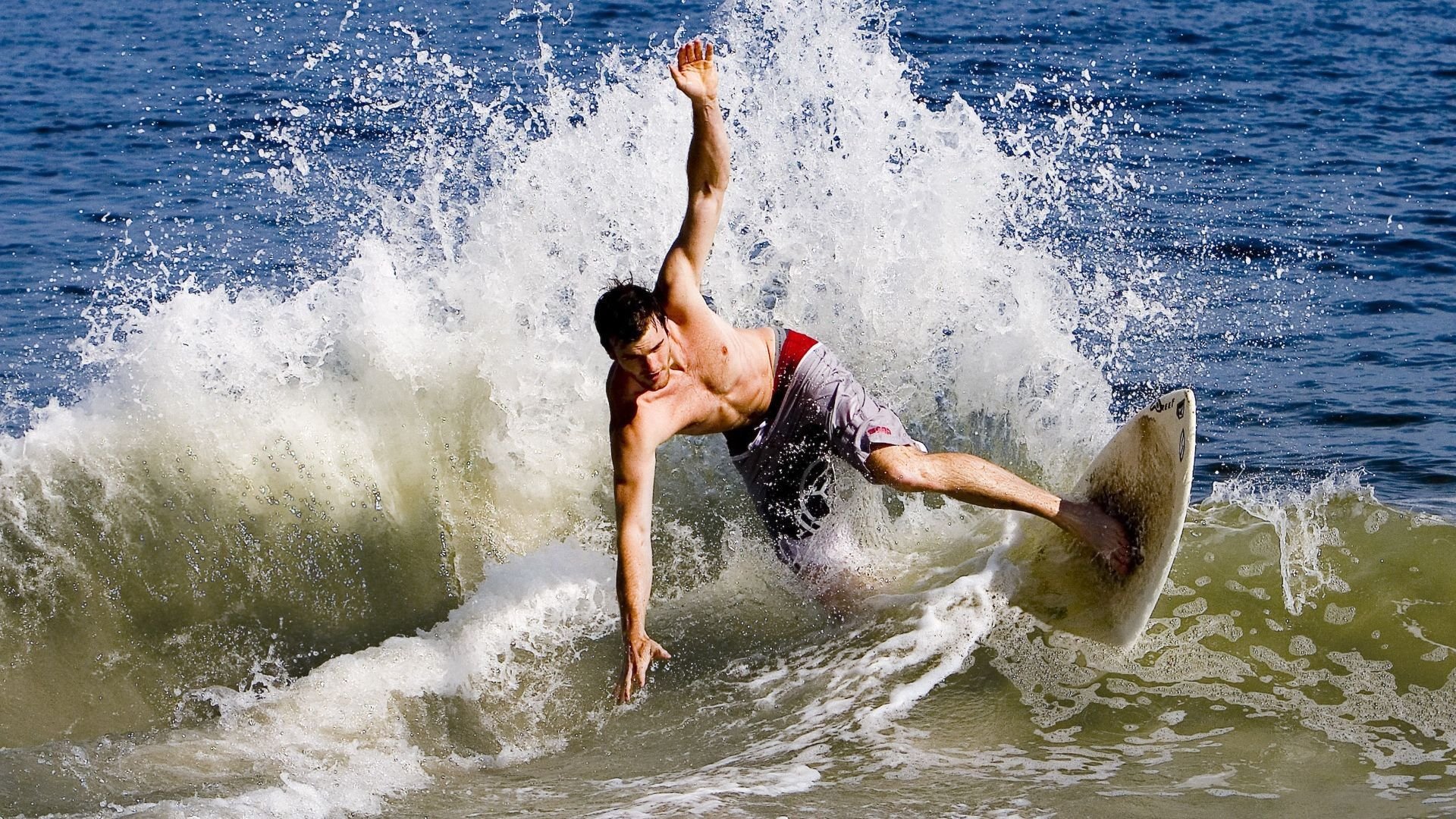 绿茵场上的日耳曼战车与乒乓台前的东方巨龙，当德国队轻取日本队，樊振东状态火热预示着什么？